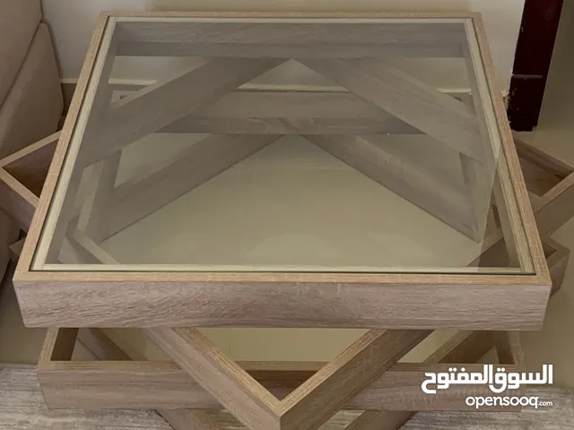 طاولة خشبية بتصميم مميز وبجودة عالية