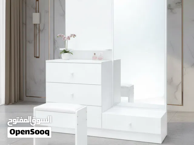 تسريحة غرفة نوم عصرية باللون الأبيض مع مرآة وكرسي