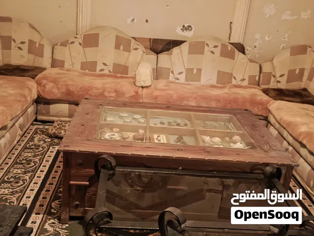 طعم كنب كورنر 8مقاعد لون اصفر ليموني مموج بحالة جيدة عليهم مفرش من الوبر بالون الاصفر الغامق