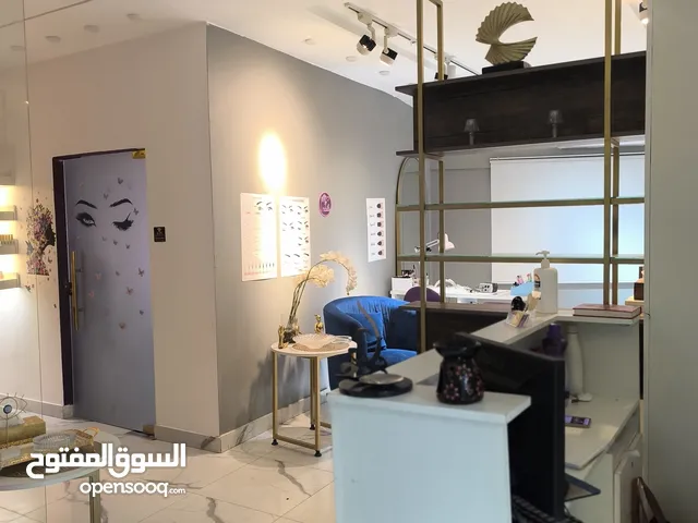 عده وديكورات ومواد وكلشي. يخص الصالون من كرراسي ومغاسل وطاولات وحتى. مناكير وأجهزه اظافر