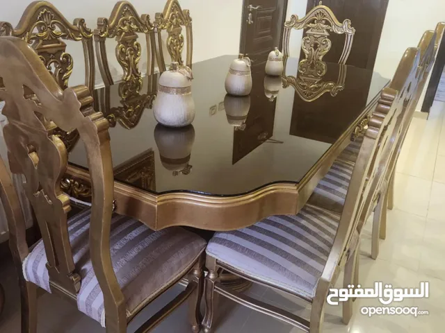 طاوله 8 مقاعد بحاله ممتازة جدا خشب مصري زان لون دهبي