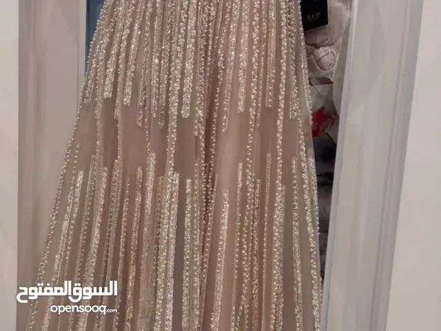 فستان سهره فخم ونظيف لونه بيج على لؤلؤي