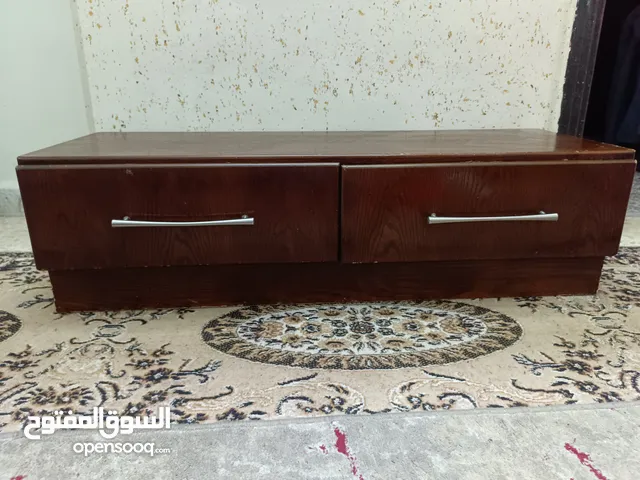 طاولة بحالة ممتازة للبيع بسعر مغري