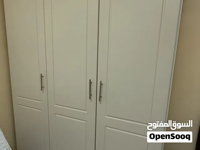 للبيع خزانتين بحالة ممتازة (بيج وبني) بمساحات واسعه