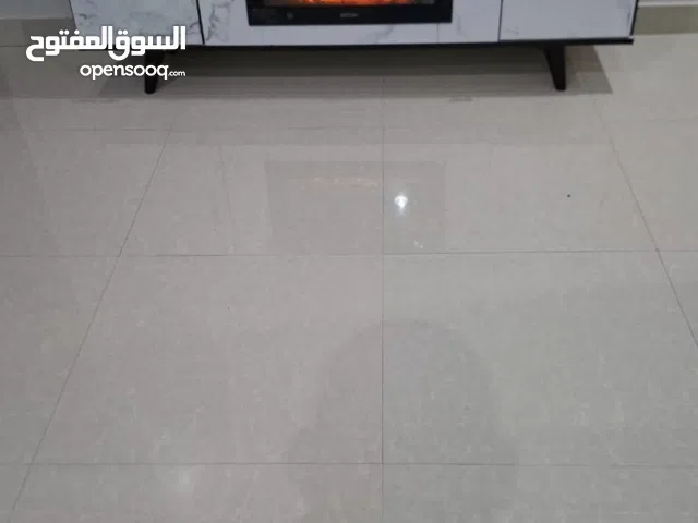 طاولة تلفزيون مع مدفئه  كهربائيه وداخلها للبيع طاولة تلفزيون مع دفّاية كهربائية  طاولة أنيقة وعملي