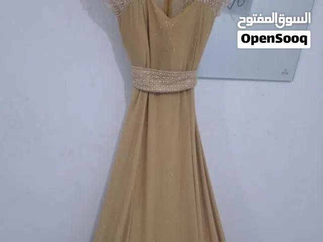 فستان ذهبي فاخر للبيع فستان أنيق بلون ذهبي جذاب يمنح إطلالة ملكية راقية، بتفاصيل فاخرة وتصميم أن