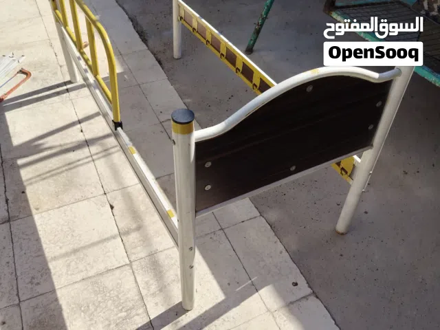 سرير حديد متوسط الحجم