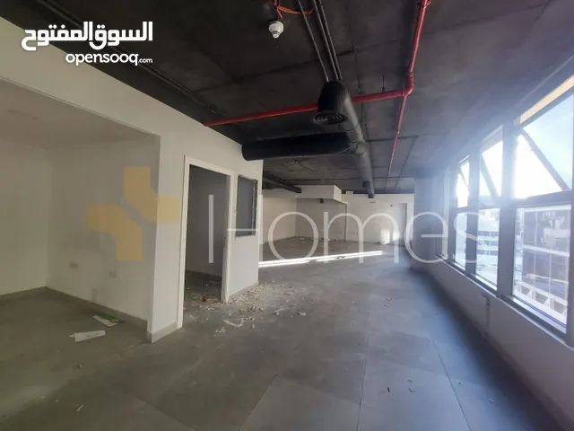 مكتب طابق خامس مشطب وجاهز للإيجار في عبدون بمساحة مكتب 268م
