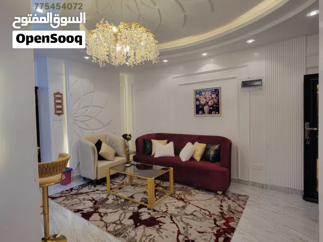 شقة مفروشة راقية جداً للايجار معا مصعد كهربائيّ ومواقف للسيارات وحراسة.. الموقع: حده المدينه