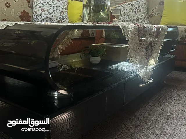 طاولة وسط زجاج