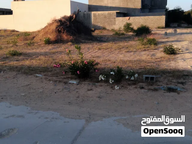 قطعة ارض على طريق معبد