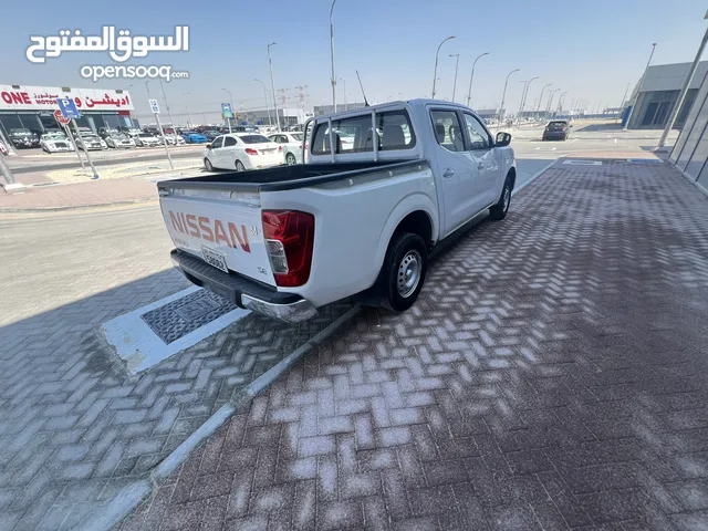 نيسان نيفارا بحاله ممتازه 4/4