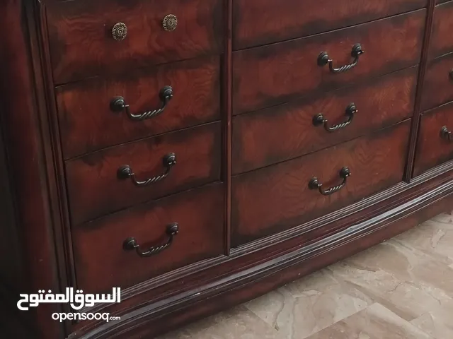 طاولة جرارات لون بني