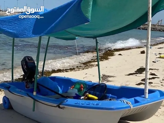قارب مع مكينه