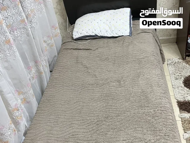 غرفه  نوم تخوت خزانه ومرايه خشب  لاتيه باللون البني للبيع