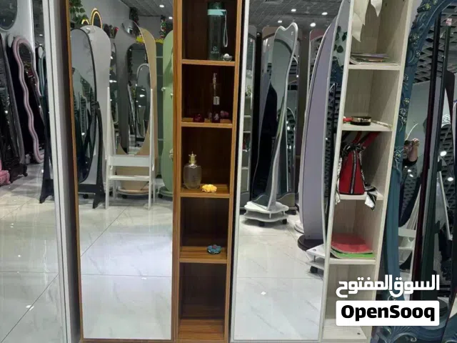 مراية مقوسة مكونة من 5أرفف لون ابيض ولون بني
