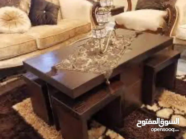 طاولة وسط خشب مع علبة دهان