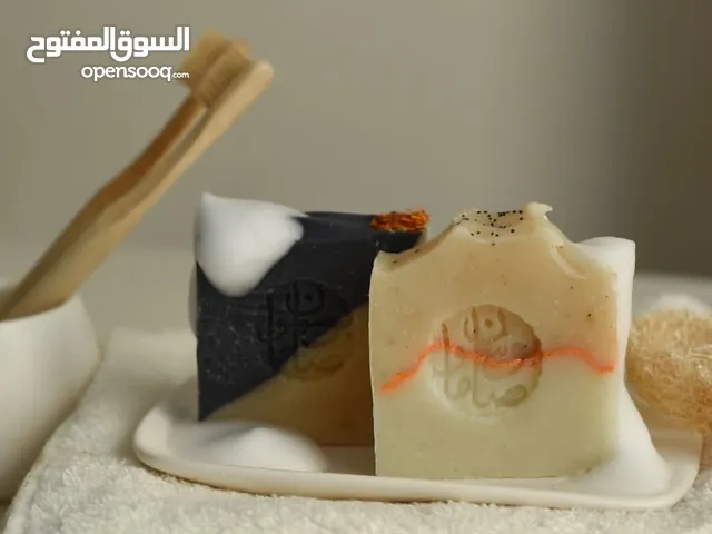 منتجات عناية طبيعية فاخرة: صابون، أقنعة وجه، أحمر شفاه، وبلسم شفاهعالية االجوده