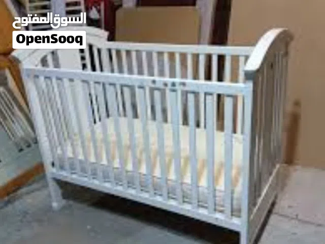 سرير أطفال ماركة جونيور بحالة ممتازة جدا للبيع