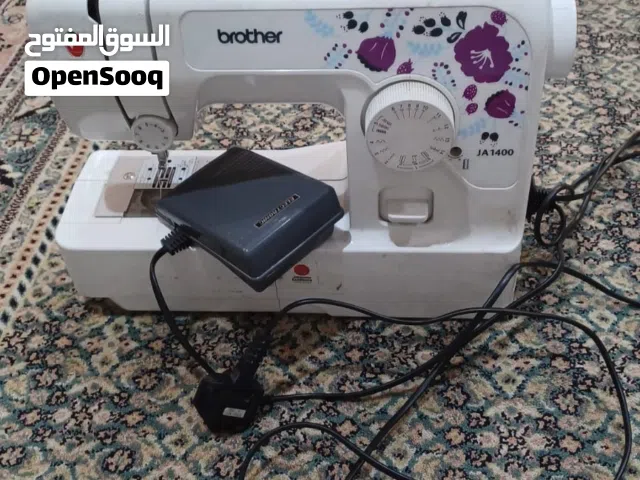 مكينه شغاله بس فقط ماتكمش تخيط خياط عادي فقط