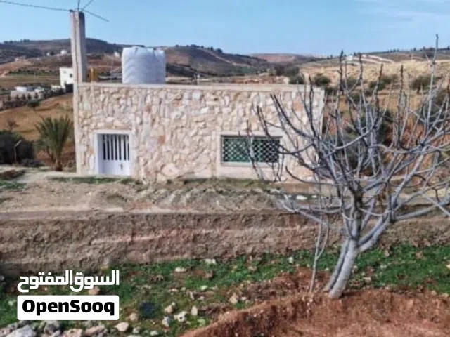 مزرعة جاهزة لقطة مشجرة مع بيت ريفي في اجمل مناطق ريف جرش