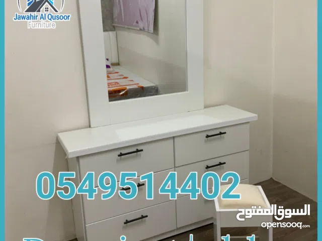 Dressing table makeup table