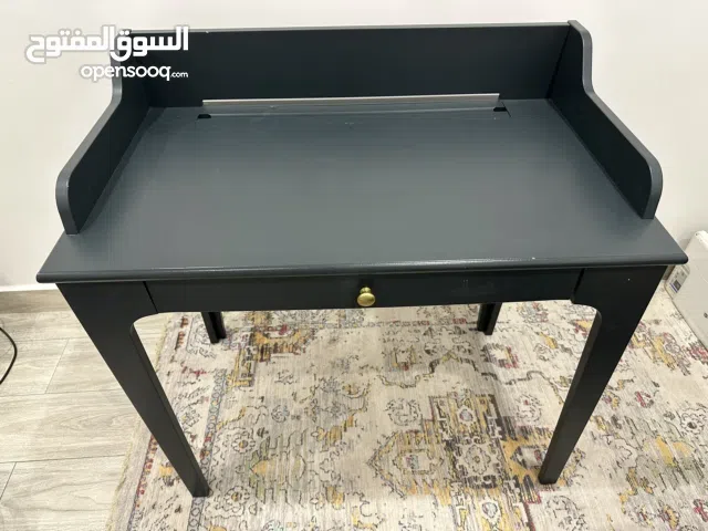 طاولة مكتب مناسبة ل؛ كمبيوتر- دراسة من ايكيا  طاولة عمل / دراسة أنيقة – لون أسود فاخر