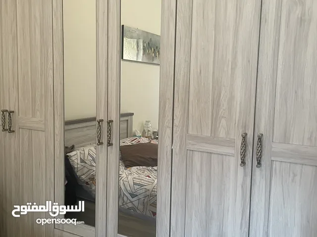 خزانة ملابس حديثة و أنيقة من هوم بوكس تتكون من 6 أبواب و مراءه