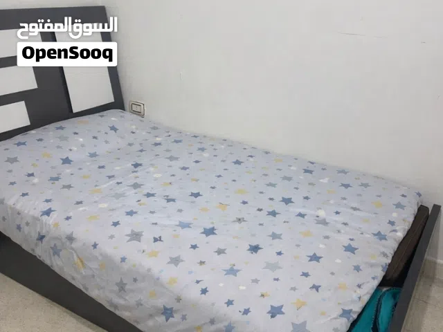 سرير مفرد ونص بحالة جيدة للبيع