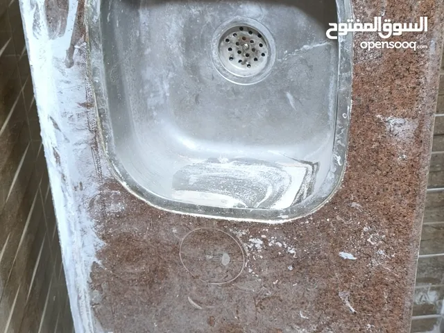 رخام مطبخ وحلة الحوض وخلاط مياة للحوض بحالة ممتازة وبسعر لقطة