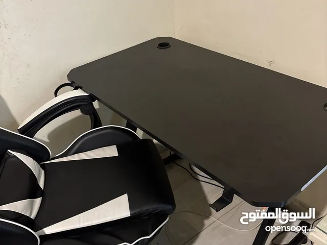 طاولة RGB ولها ستاند للسماعة و المشروبات مع كرسي قيمنق