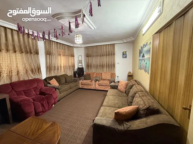 طقم كنب صالون مكون من 7 مقاعد وريكلاينر مستعمل وبحالة جيدة