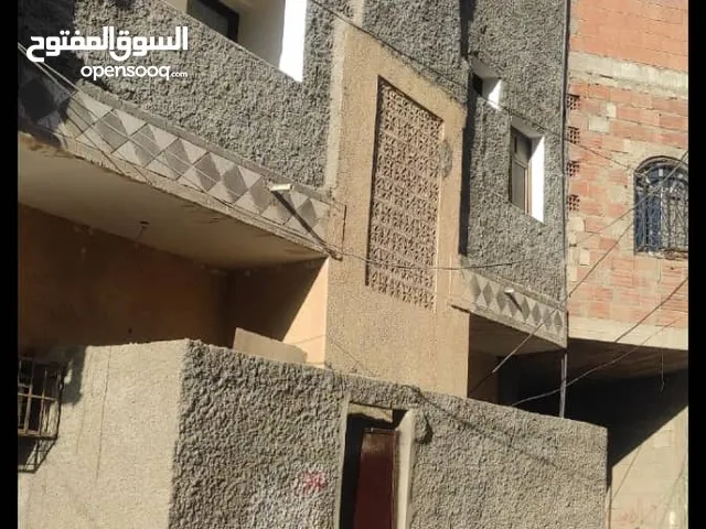 للبيع في عدن عماره ثلاث دور قريب من البيرق مول