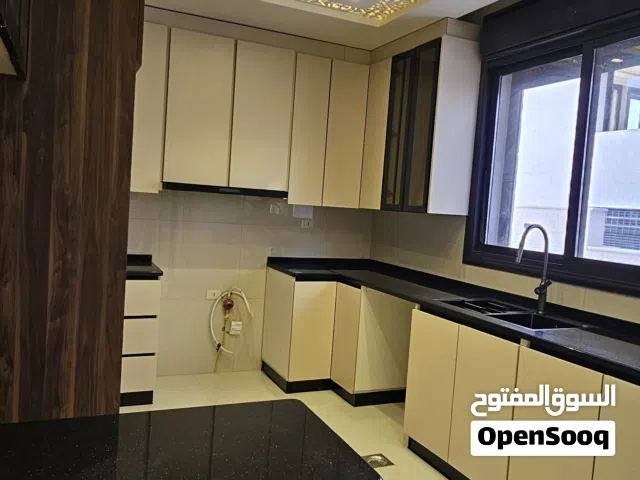 شقة شبة ارضية الجبيهة ام زويتينة بالقرب من أسواق شونيز مطبخ راكب