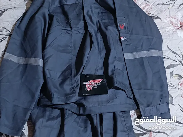 سلام عليكم عندي بدلات عمل العدد 4 قياسM و S جدد بعدهن بجيسهن مامستخدمات 3 ازرق 1 رصاصي وموجود سيفتي
