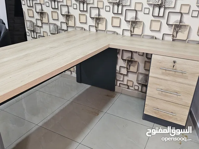 اثاث مكتبي جديد طاولة عدد 2 مع طاولة جانبية صغيرة وطاولة مكملة للمكتب استعمال خفيف خشب نظيف لون بيج