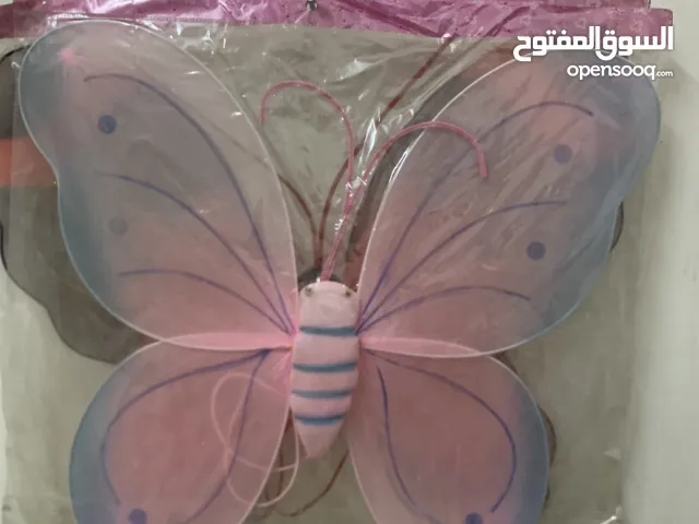 فراشه تربط على ظهر الطفل