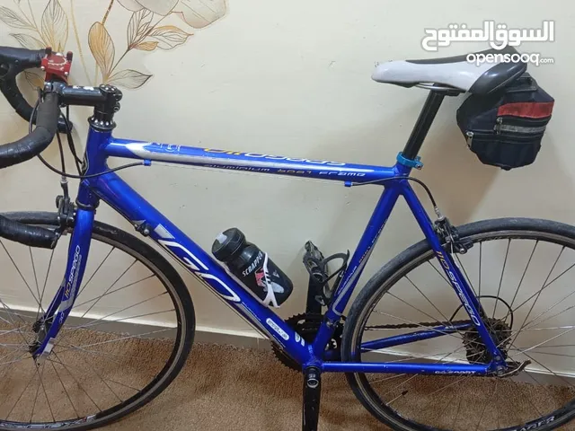 رود بايك فل المنيوم كامل 9سرعات صناعة فرنسية معو خوذة ومعو بوت رياضي