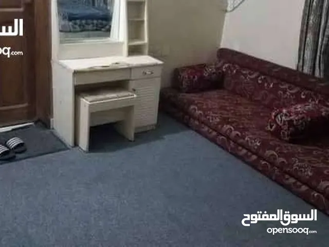 للايجار غرفه وحمام مفروشه حلوه ونظيفه  موجوده في الدايري قريب جامعة صنعاء الجديد