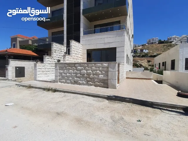 شقة طابق الارضي مع ترس منطقة فلل ومطلة  / ابو نصير بالقرب من مستشفى الرشيد