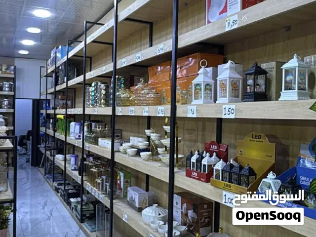 ديكور محل رفوف خشب + واجهات سكريت + سقف فور سيلنج