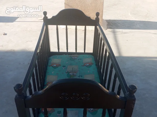 تخت اطفال جديد بحاجه صيانه خفيفها مثل الفصالات فقط دهان جديد