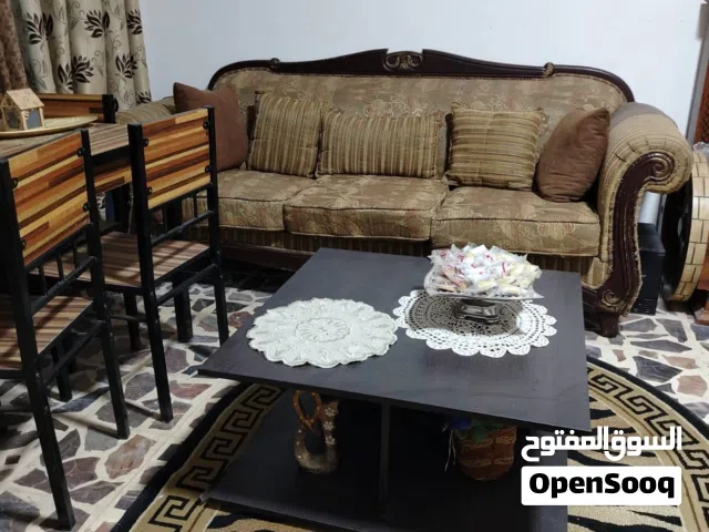 طقم بحالة جيدة للبيع خشب ثقيل