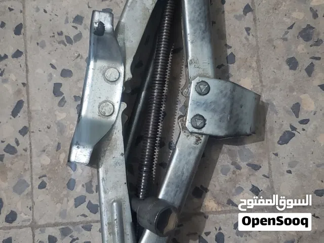 رافعة سيارات يدويةرافعة سيارات يدوية (Scissor Jack) من شركة نيسان (Nissan)، وتستخدم لرفع السيارة لتغ