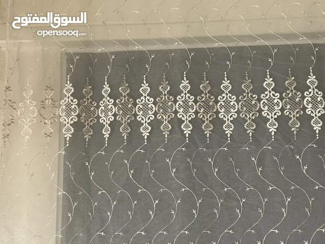 ستائر لون ابيض جديد بحالة الوكاله عدد 2