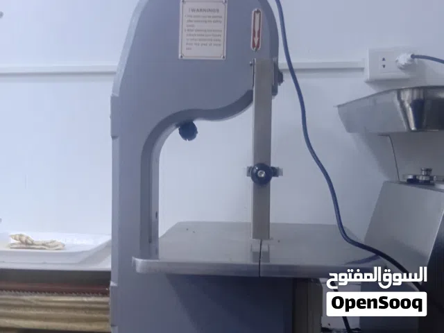 ماكينة فرم لحمه tdk مستعمله بحال الوكاله وماكينة منشار اشتغلت مرتين