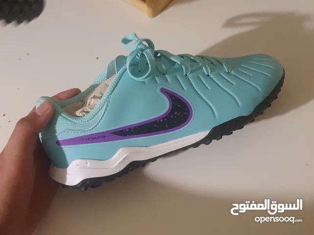 بوت كرة قدم نايكي اصلي حبة وحيدة من دبي غير ملبوس