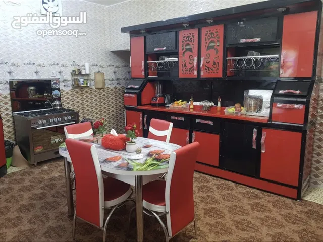 كاونتر للمطبخ جديد لون احمر واسود جميل كامل ب السنك وعارضه فرن وميز بالجانب وبي مجال بالسعر