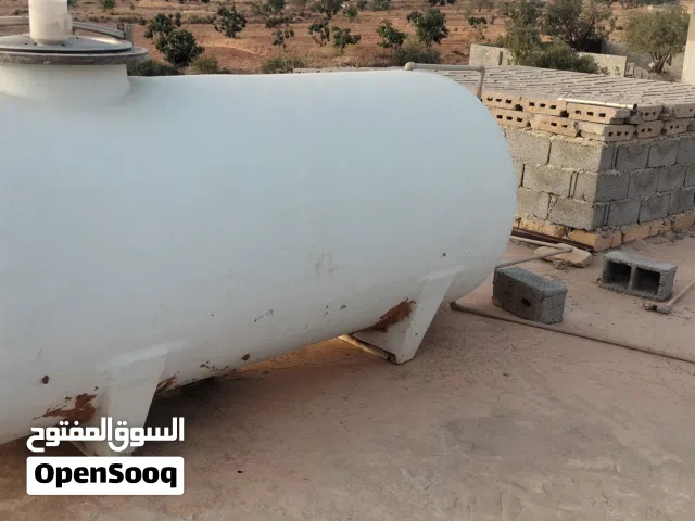 خزان مياه نوعيته كفر يمشي بنزينه او النفطه كان راكب علي سيارةنظيف جدا