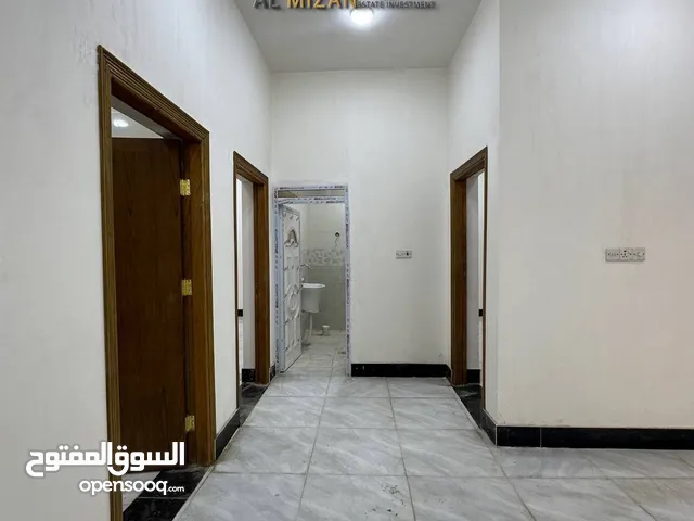 بناية حديثة للإيجــار بمساحة 150 متر موقع تجاري مميز على شارع عام -اول لاين مقابل خدمات